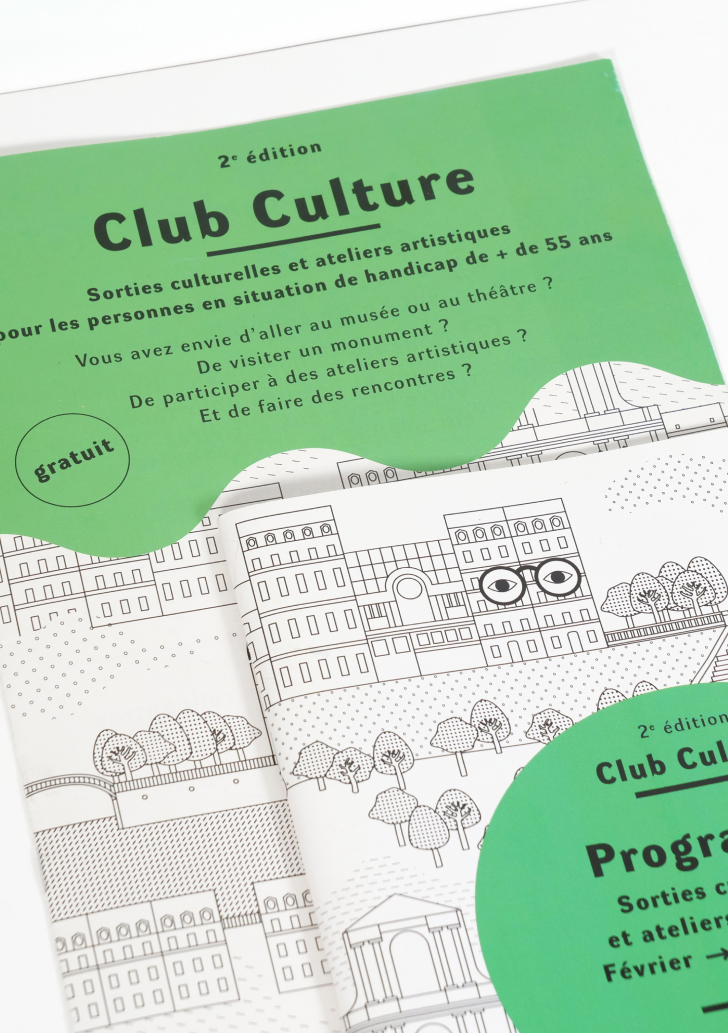 Photographie de la couverture du programme du club culture accessible pour des personnes en situation de handicap. En français simplifié et en gros caractères