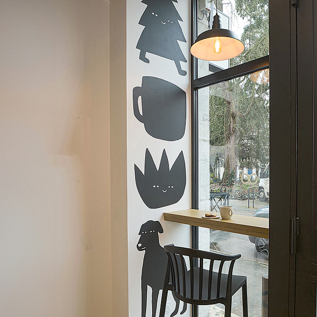 détail de la signalétique du café avec cette fresque originale peinte à la main