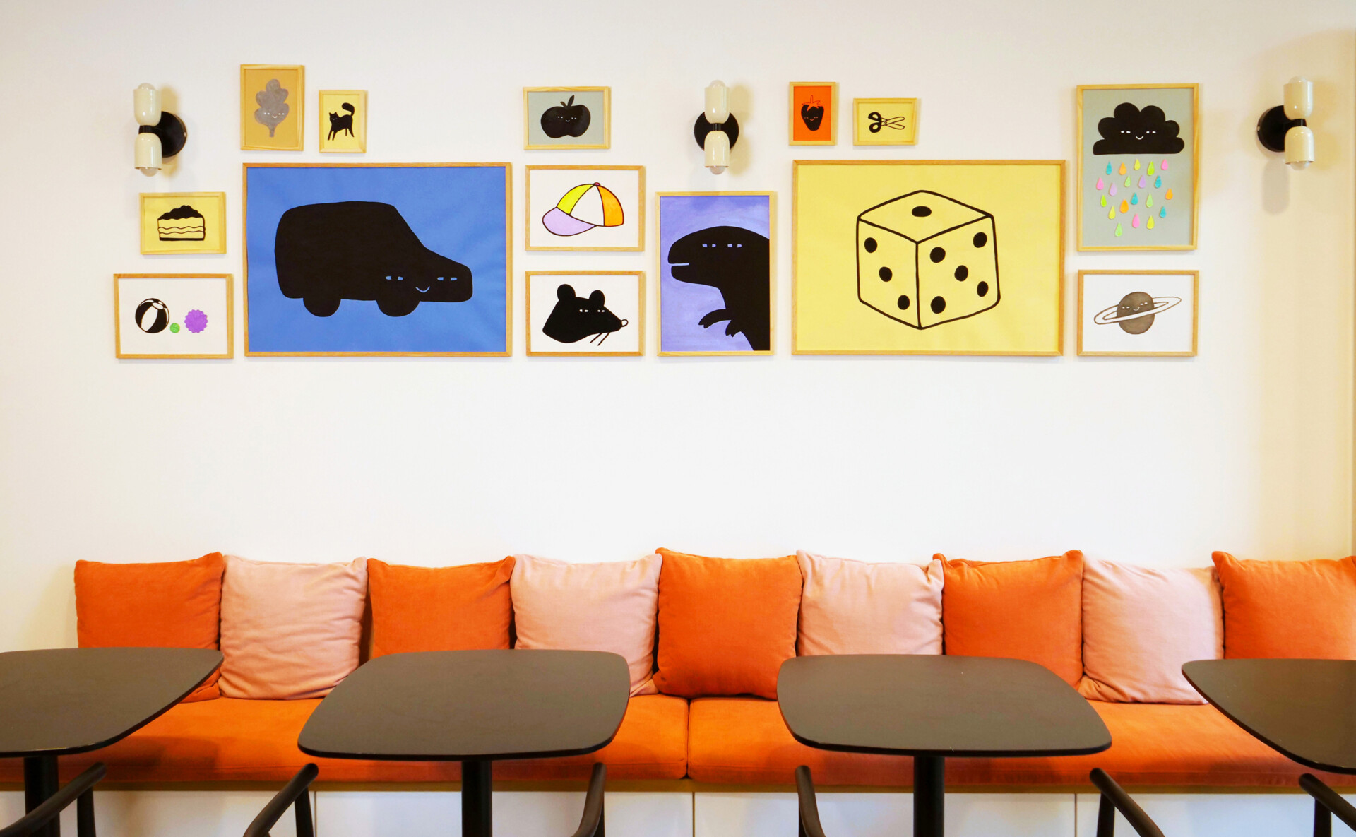 aménagement du café avec les illustrations réalisés pour décorer le café et créer un univers chaleureux