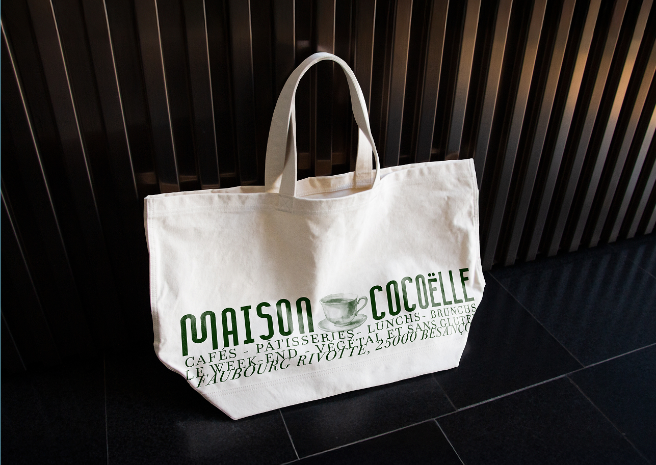 totebag imprimé selon l'identité visuelle du salon de thé conçu par studio champ libre