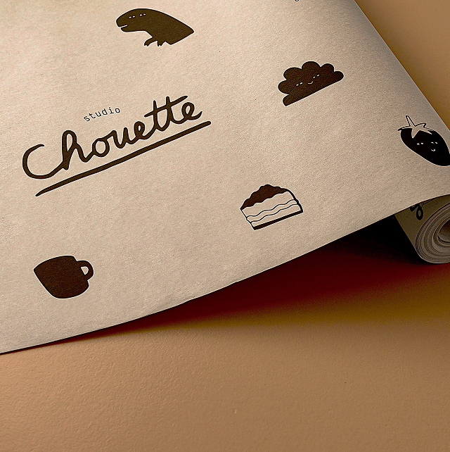 motifs réailsé avec les illustrations de l'identité visuelle et le logotype