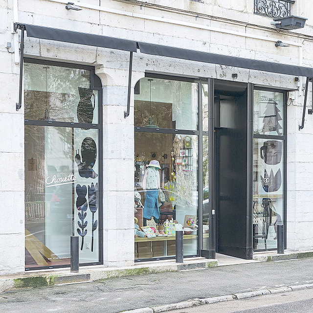 Signaletique et vitrine de la boutique studio chouette à besançon
